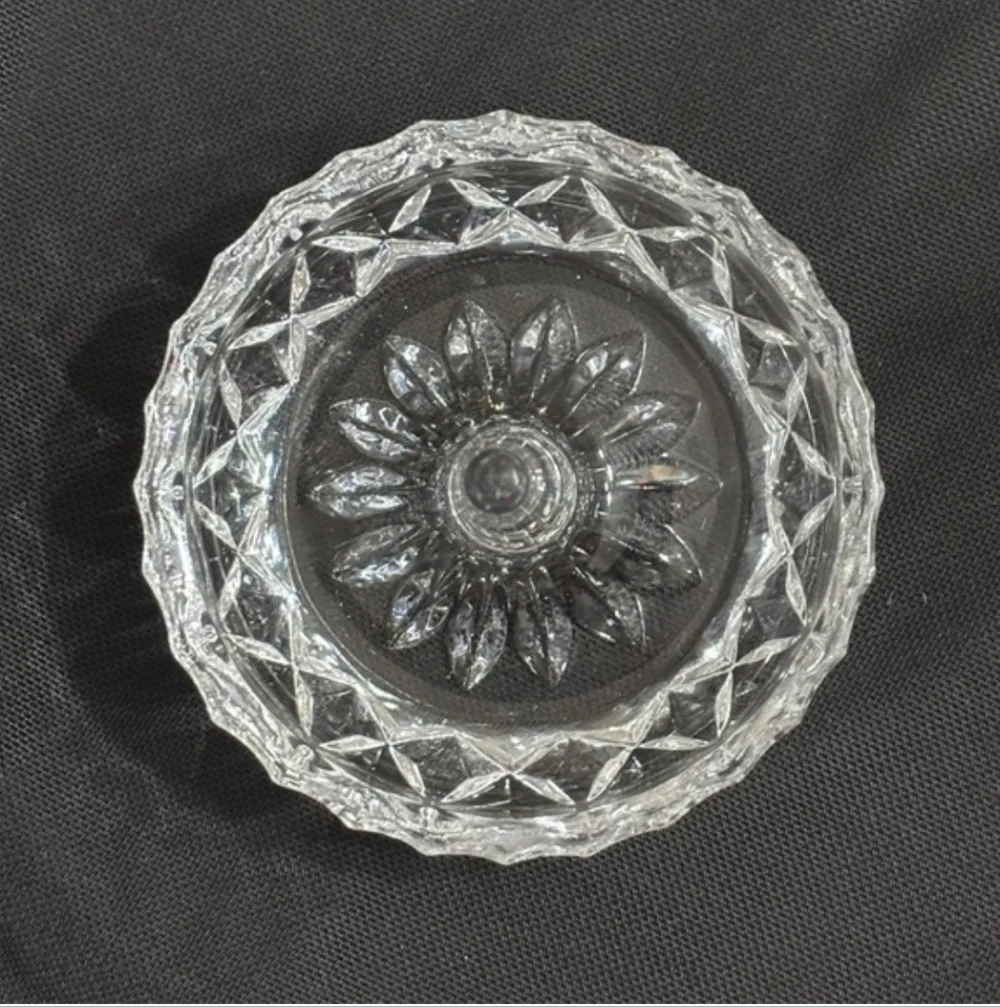 VINTAGE Crystal Cut Base Ringminder Ring HolderVINTAGE Cut base design